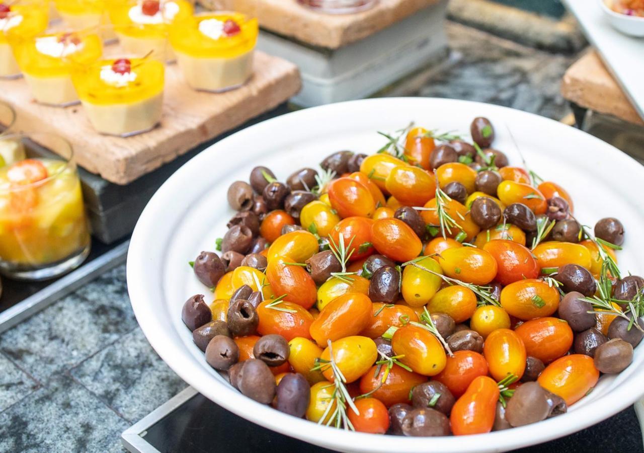 Hot Beach Resort Olímpia Exteriör bild Cherry tomatoes and olives